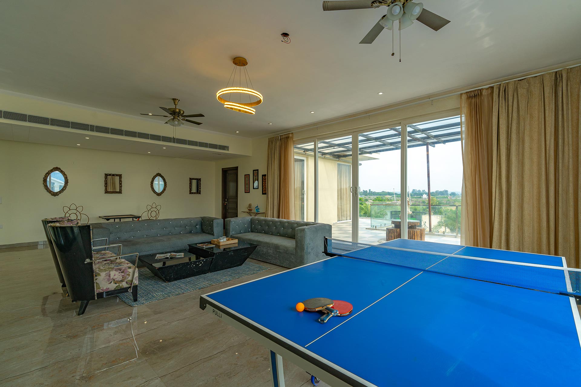 Lounge & Game Room
